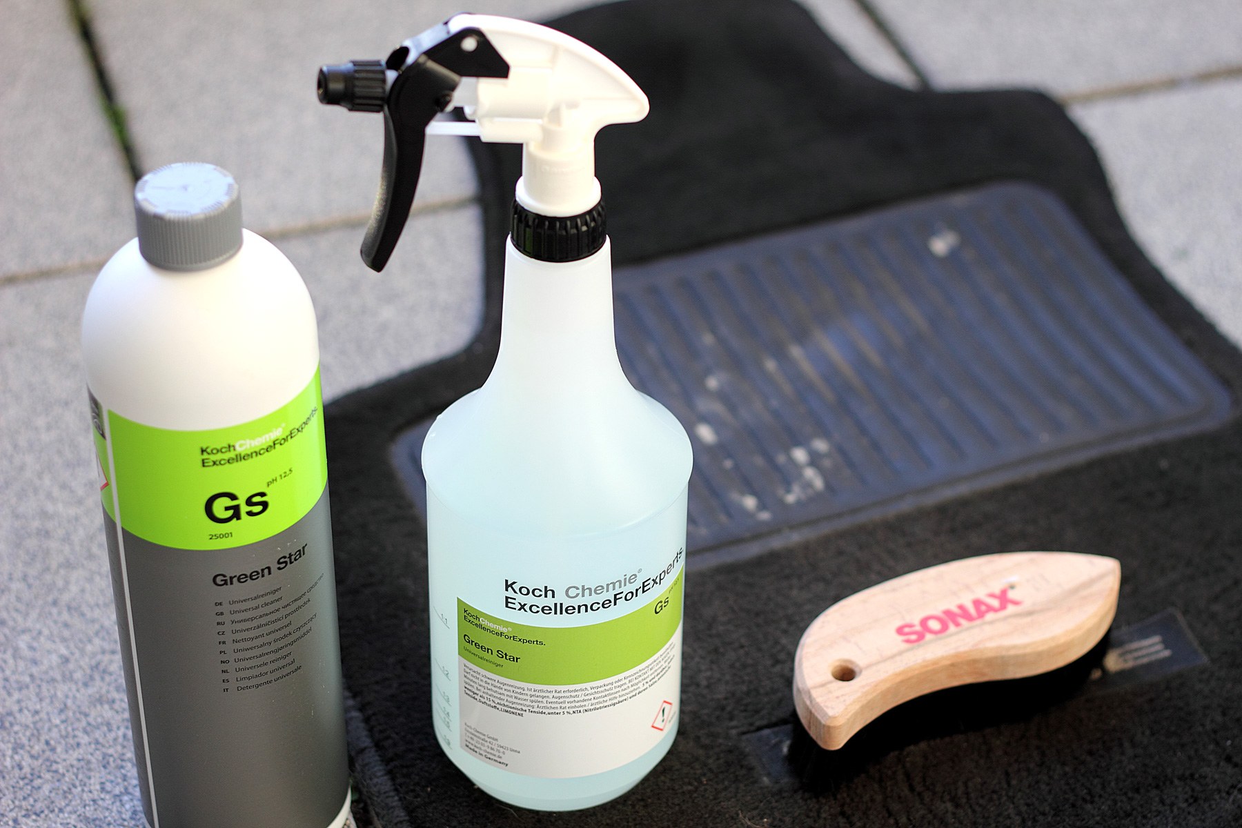 Koch-Chemie Green Star Reiniger, Spr&uuml;hflasche und Reinigungsb&uuml;rste bei der Autopflege